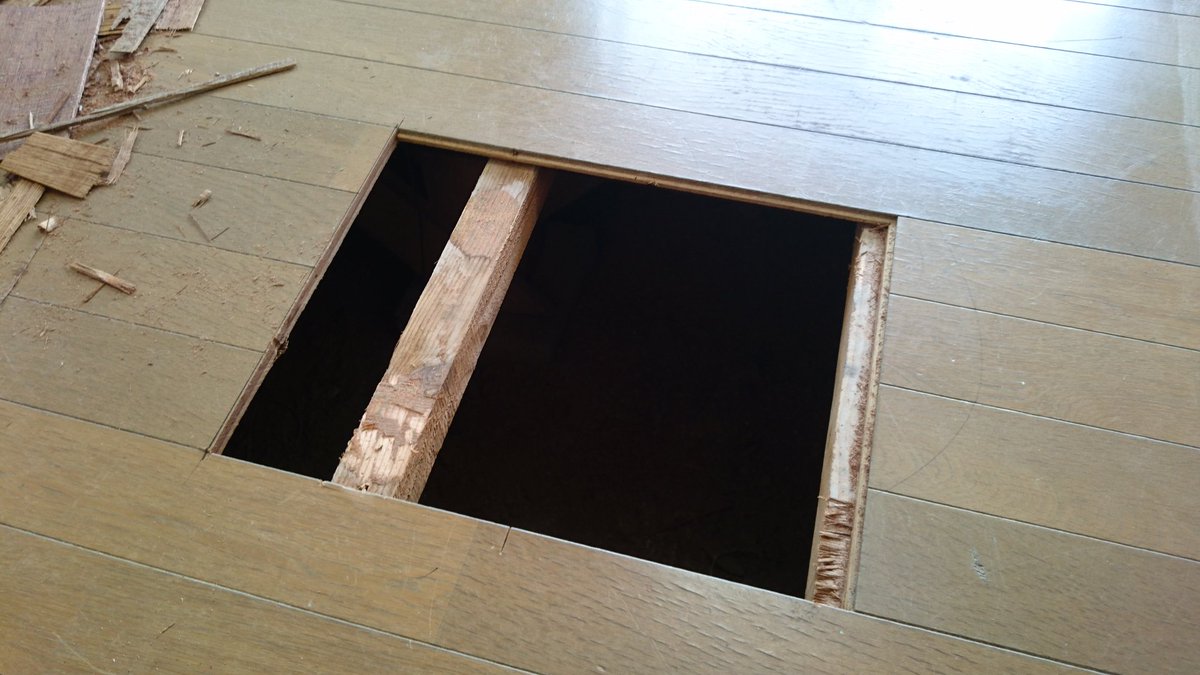  まず床板の裏側に断熱材は一切入っていない、冬場床下からの冷気で寒いはず  大引と束石の間に錆びた針金 大引を束石の固定はこの針金だけ  さすがレオパレス