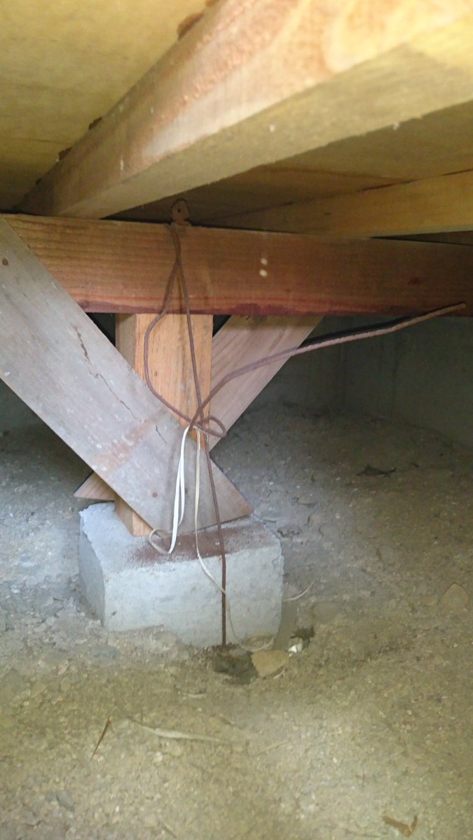  まず床板の裏側に断熱材は一切入っていない、冬場床下からの冷気で寒いはず  大引と束石の間に錆びた針金 大引を束石の固定はこの針金だけ  さすがレオパレス