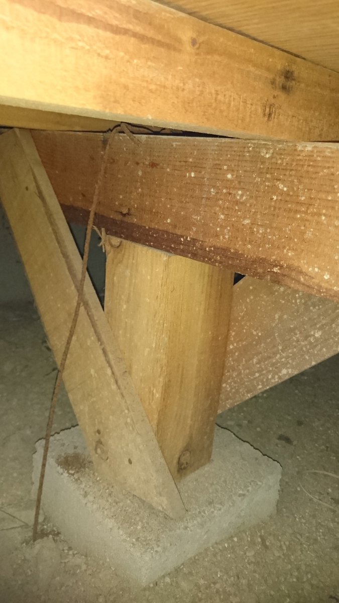 まず床板の裏側に断熱材は一切入っていない、冬場床下からの冷気で寒いはず 大引と束石の間に錆びた針金 大引を束石の固定はこの針金だけ さすがレオパレス