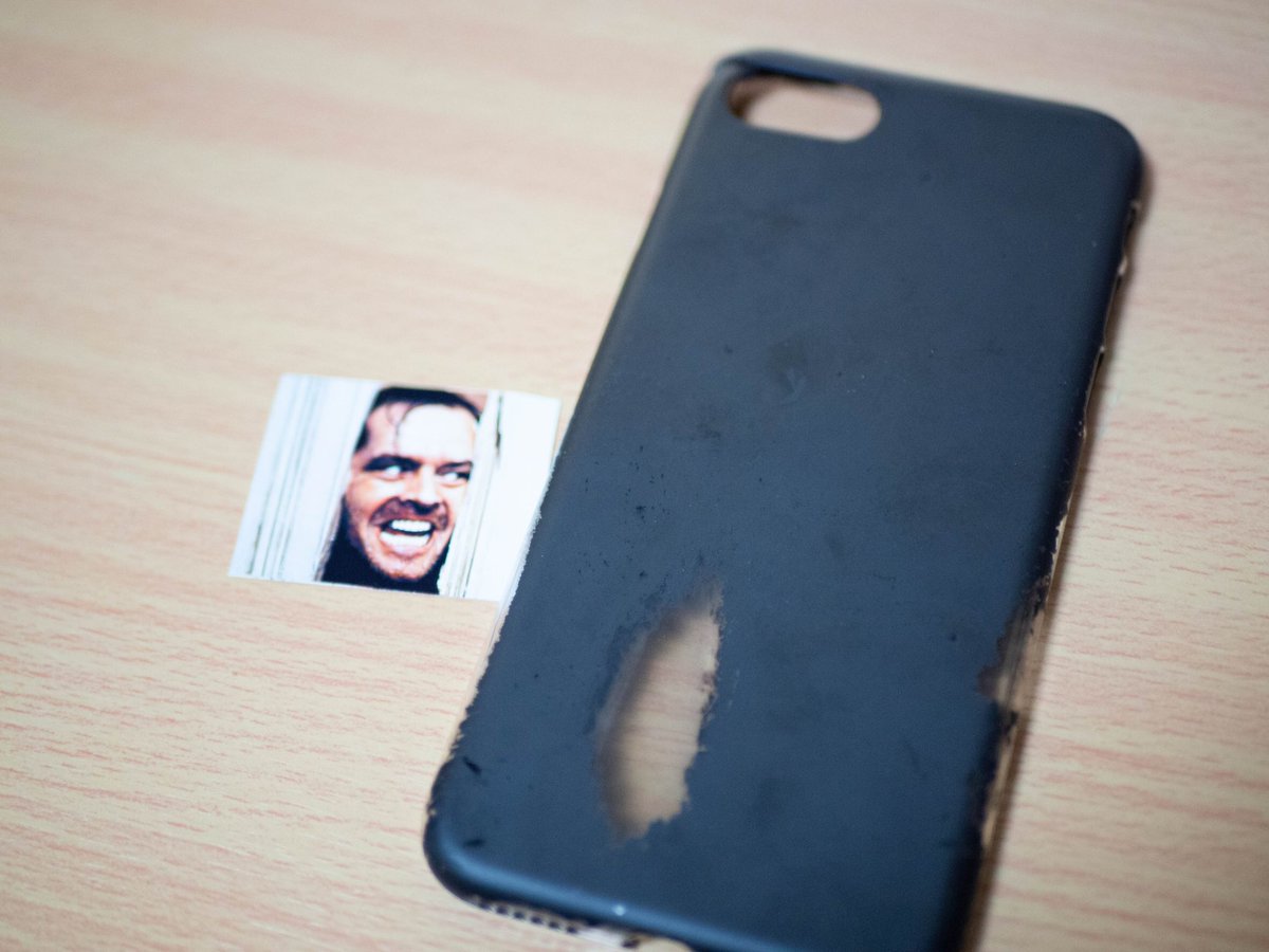 iPhoneケース禿げてるの恥ずかしいからジャックニコルソンで隠したらいい感じになった 