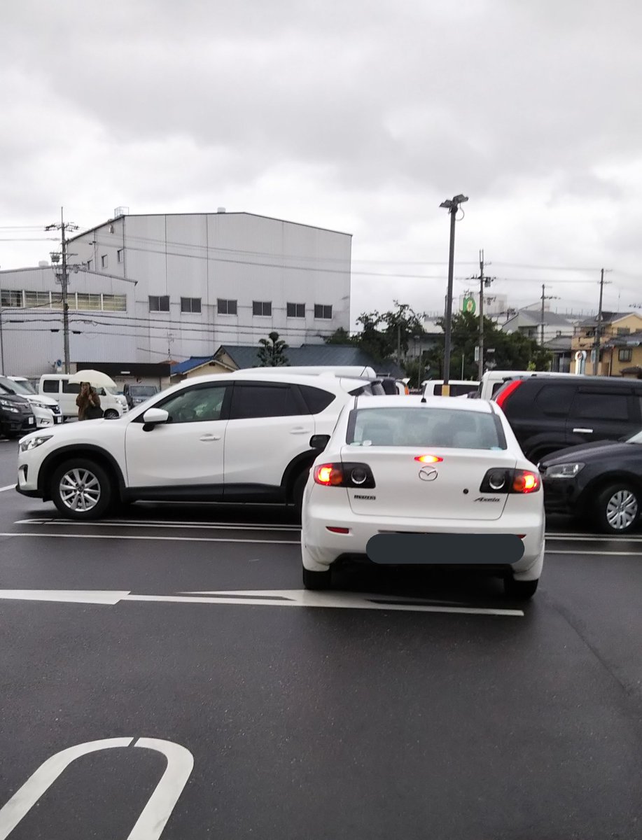 今日両親とスーバーに買い物に行って、お店を出てきたら、高齢者が運転する車にぶつかられていました