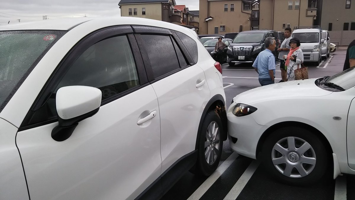 今日両親とスーバーに買い物に行って、お店を出てきたら、高齢者が運転する車にぶつかられていました
