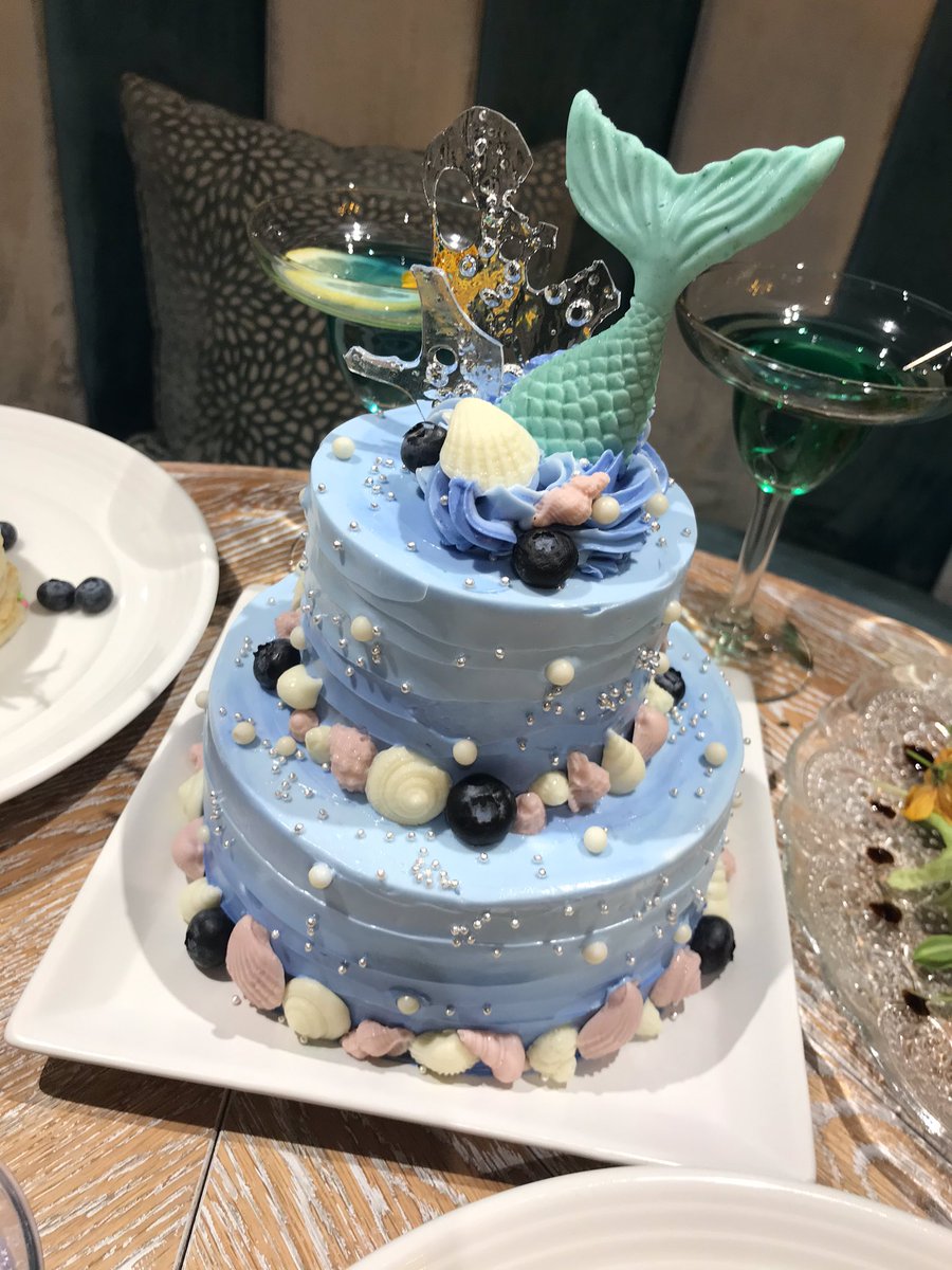モストロラウンジのバースデーケーキ 深海のカップケーキ 真珠貝のマカロン マーメイドゼリー ブルーベリーパンケーキ #ツイステ料理部 #ツイステ製菓部 