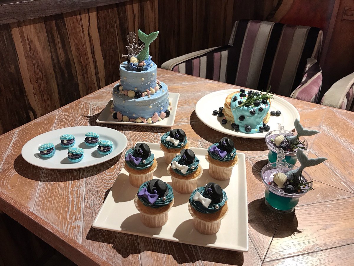 モストロラウンジのバースデーケーキ 深海のカップケーキ 真珠貝のマカロン マーメイドゼリー ブルーベリーパンケーキ #ツイステ料理部 #ツイステ製菓部 