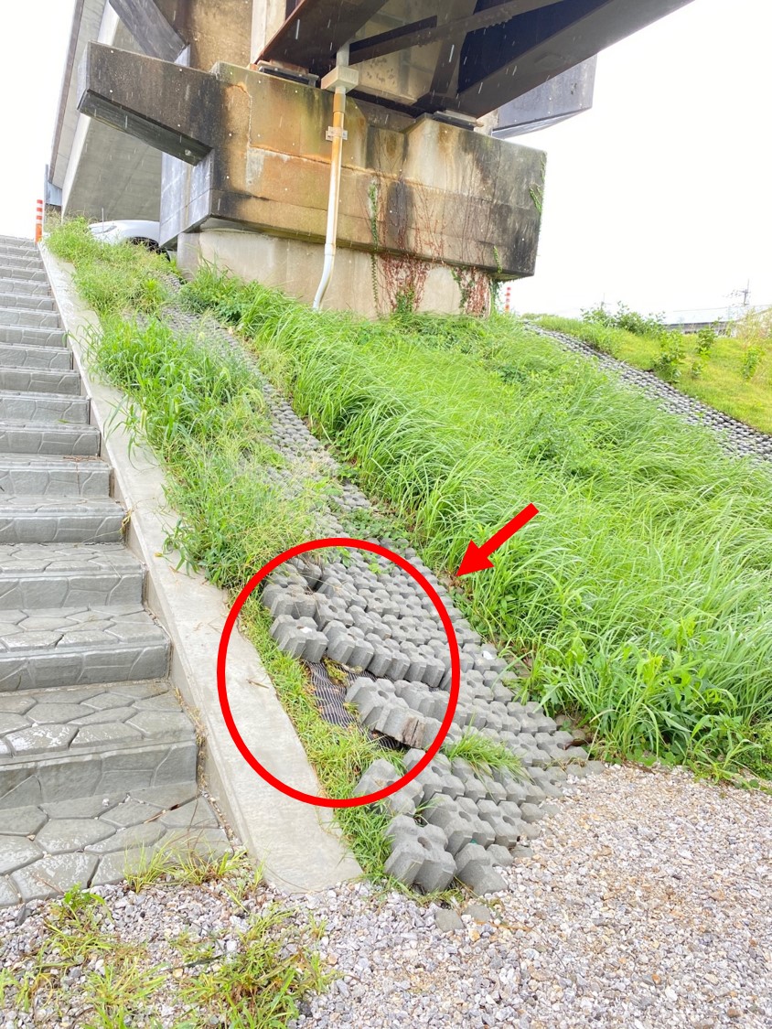   ブロックは堤防の一部であり、#水害 から住宅地を守る大事な役割をしています