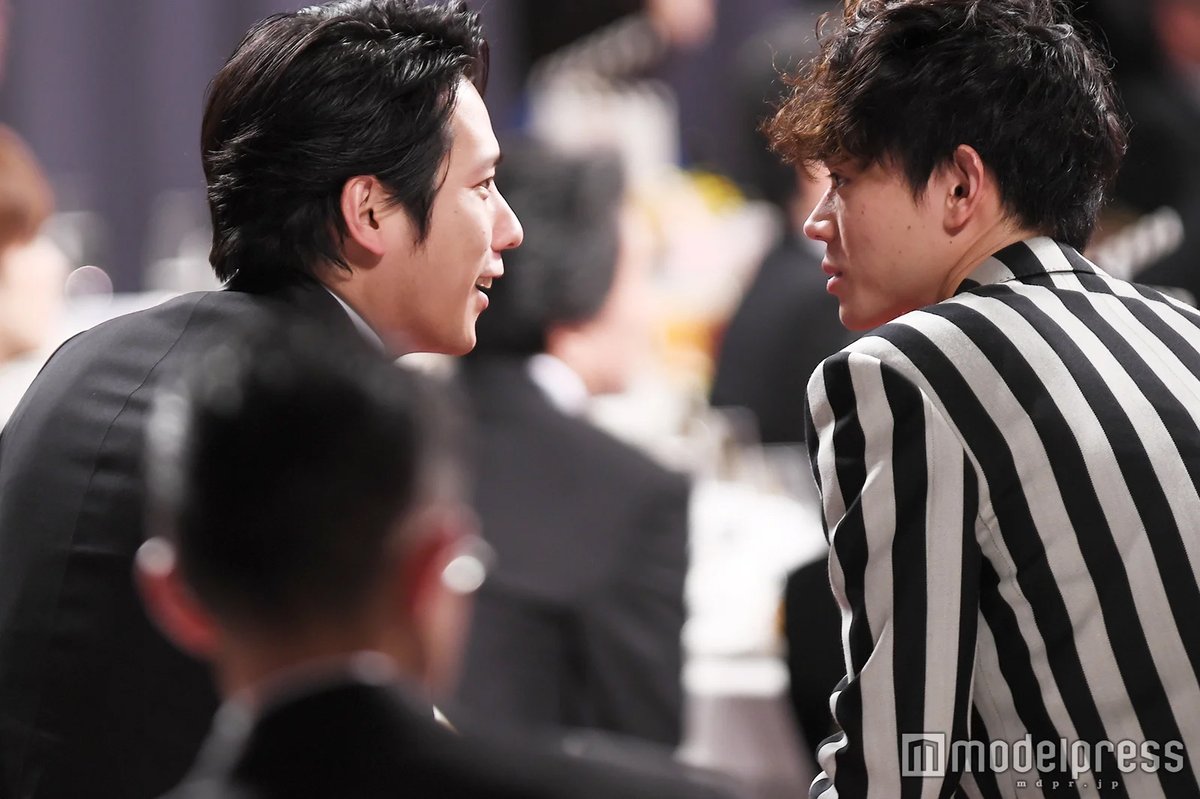 【写真追加📷】  #西島秀俊 の腕をわしづかみにする #二宮和也 … #菅田将暉 と会話も  #日本アカデミー賞 フォトギャラリー🔻   @japanacademy @kensatsu_movie 