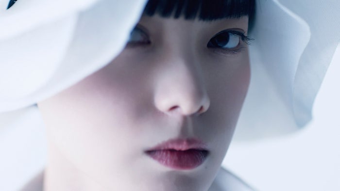 【写真追加/17枚】平手友梨奈、パリコレオープニングモデルで参加決定 純白ドレスで可憐に舞う #てち #パリコレ #PARISFASHIONWEEK ▼ほか写真・動画はこちら