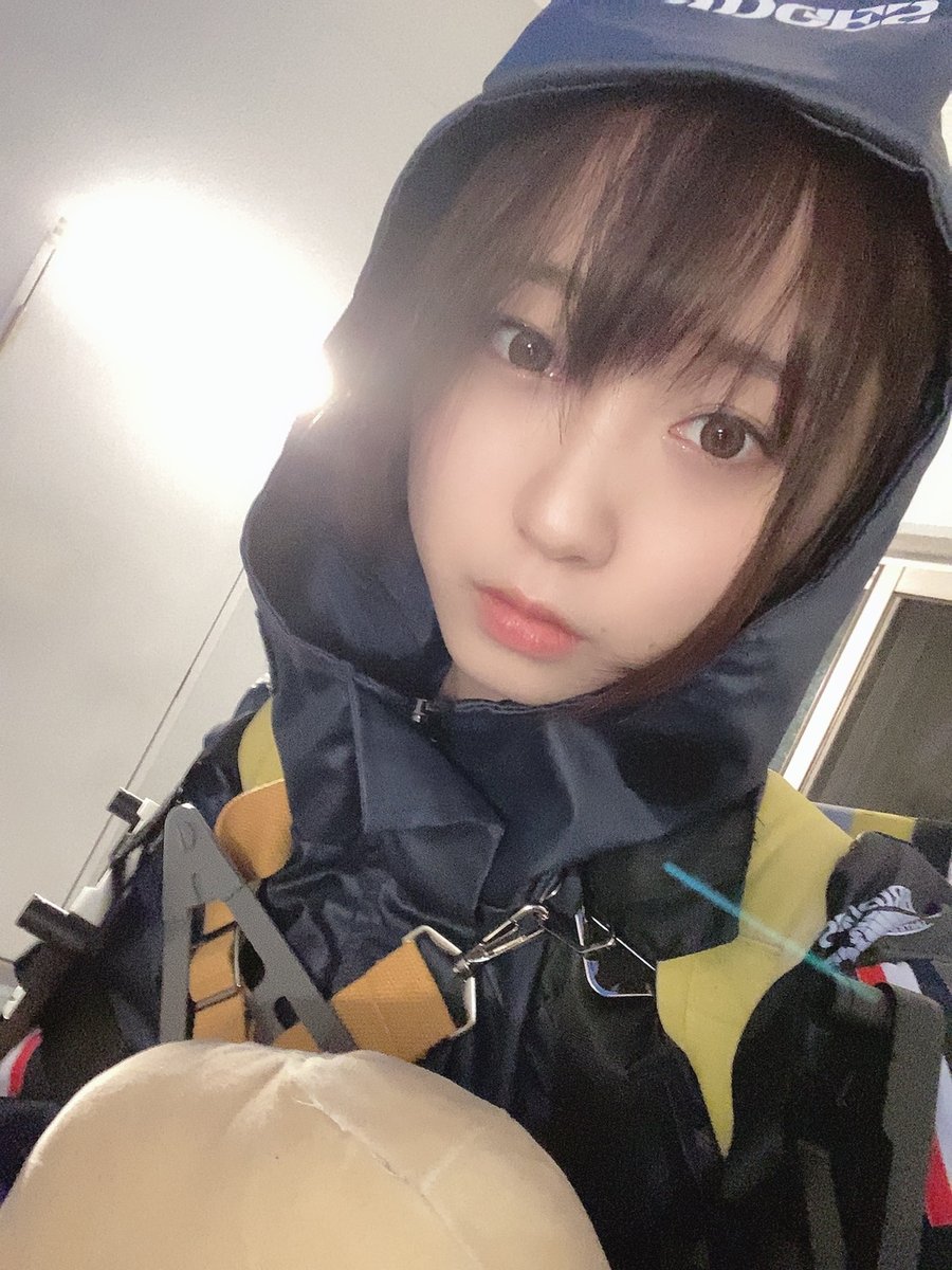 お外に出れないからおうちで色んな衣装を着て遊んでるんだけど、デススト試着してる時に背中が寂しいなって思って、そういえばメイドオムライスの時デスストっぽいってめっちゃ言われてたの思い出してゴテゴテつけたら確かに違和感無い… オドラデグが付いてたらこれオムライス運んでしまうのでは…