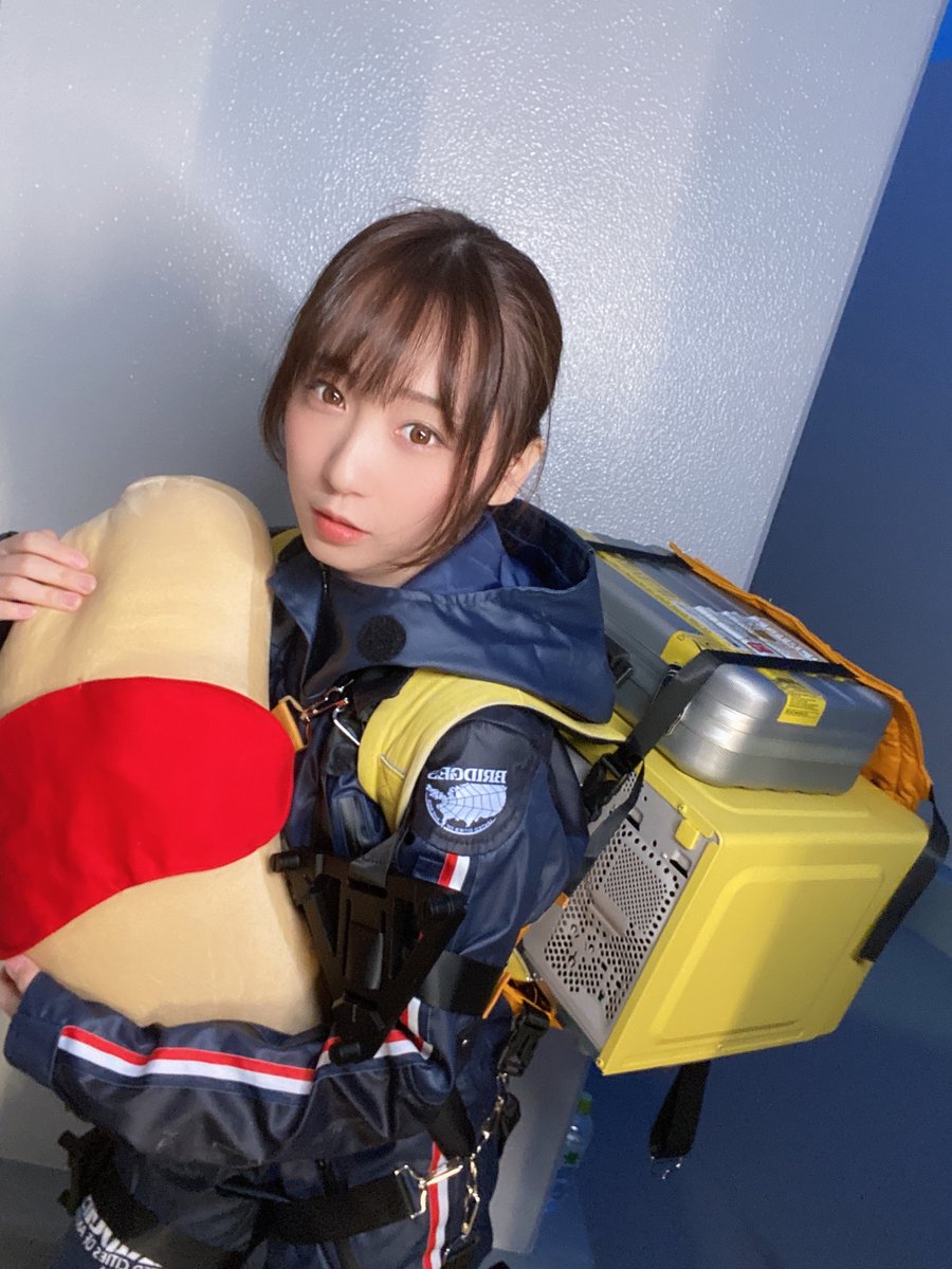 お外に出れないからおうちで色んな衣装を着て遊んでるんだけど、デススト試着してる時に背中が寂しいなって思って、そういえばメイドオムライスの時デスストっぽいってめっちゃ言われてたの思い出してゴテゴテつけたら確かに違和感無い… オドラデグが付いてたらこれオムライス運んでしまうのでは…