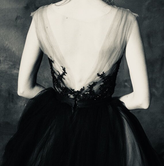 億が一結婚式挙げることあったら黒のウェディングドレス、いいなあ...不吉なイメージもあるけど国によっては花嫁が黒を着る伝統もあるみたいだし、秘密と洗練の象徴、あなたを除いて何にも染まらないってやだロマンチック 