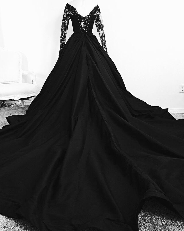 億が一結婚式挙げることあったら黒のウェディングドレス、いいなあ...不吉なイメージもあるけど国によっては花嫁が黒を着る伝統もあるみたいだし、秘密と洗練の象徴、あなたを除いて何にも染まらないってやだロマンチック 