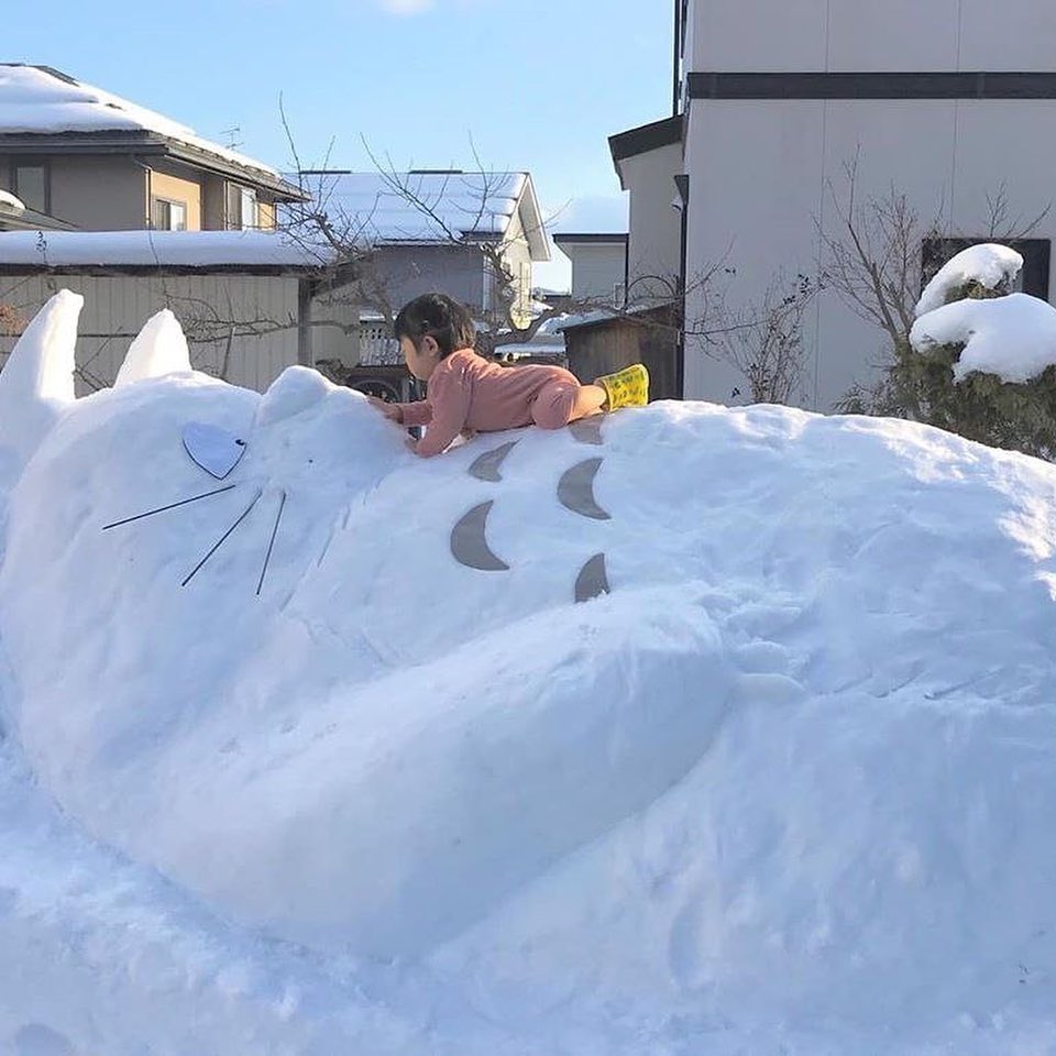 たくさん雪降ったからトトロを作ってあげた 