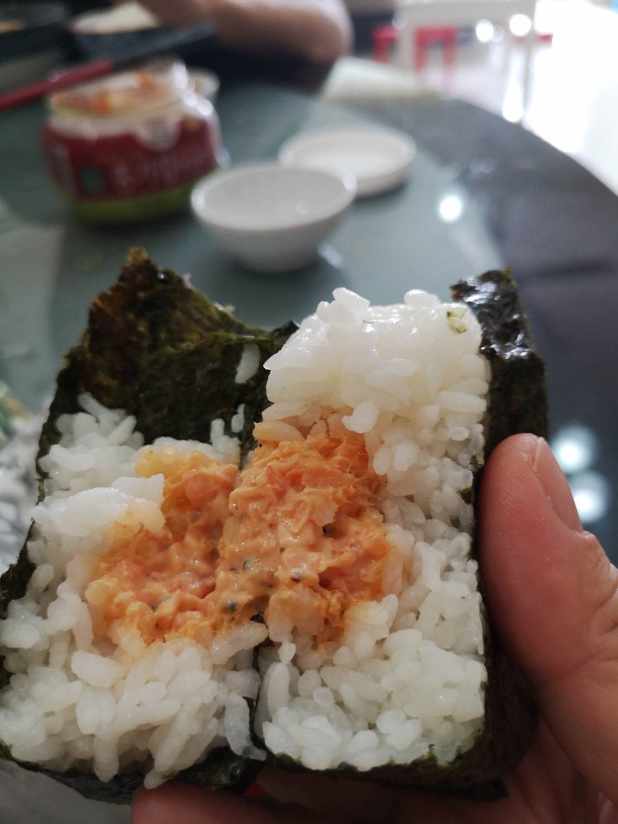 マレーシアに住んでるお姉ちゃんから ファミマのザリガニのおにぎりの画像  味はエビマヨに近いみたい ちょっと食べたい🦐🦞🍙 