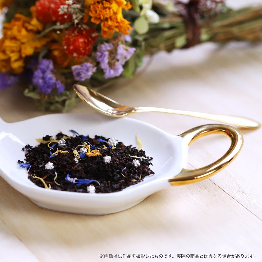 世界のお茶専門店「ルピシア」がブレンドしたオリジナルティーが登場😊 アプリコットの紅茶にキラキラ輝く銀色の金平糖✨メインカラーと星🌟をイメージした花びらをトッピングしました😌 紅茶缶は小物入れとしても最適です😍 特設ページもオープン