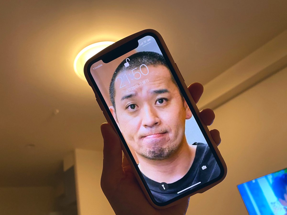 昨日こっそり夫のiPhoneのロック画面を千鳥のノブに変えておいた 今朝、私のiPhoneロック画面が大悟になっていた