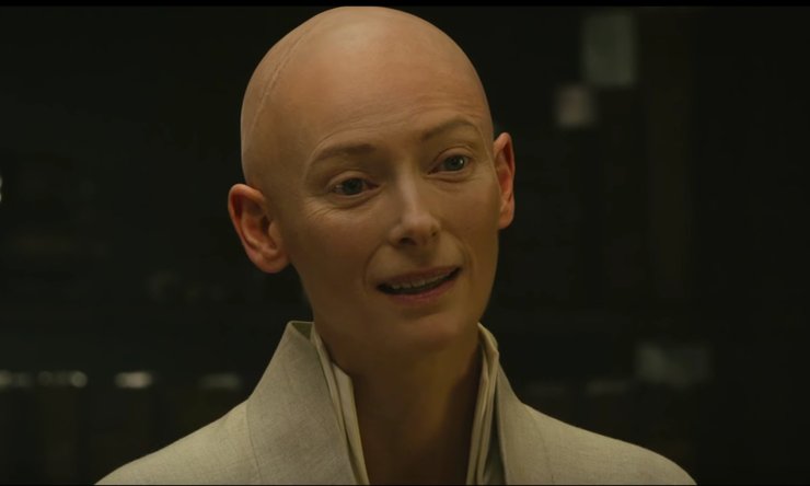 『ドクターストレンジ』でエンシェントワンを演じているティルダスウィントンさん180cmの身長に現在58歳とは思えぬ美しさ、最近では映画で82歳のおじいちゃんを演じるっていうリアル魔術師みたいな人です