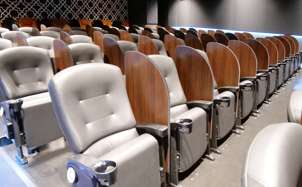 心斎橋に今日出来た映画館、コロナ禍ということでパーテーションが付いているけど隣とのトラブルも減ってめちゃくちゃ快適そうなので他の映画館もこれから付くようにならないかな 