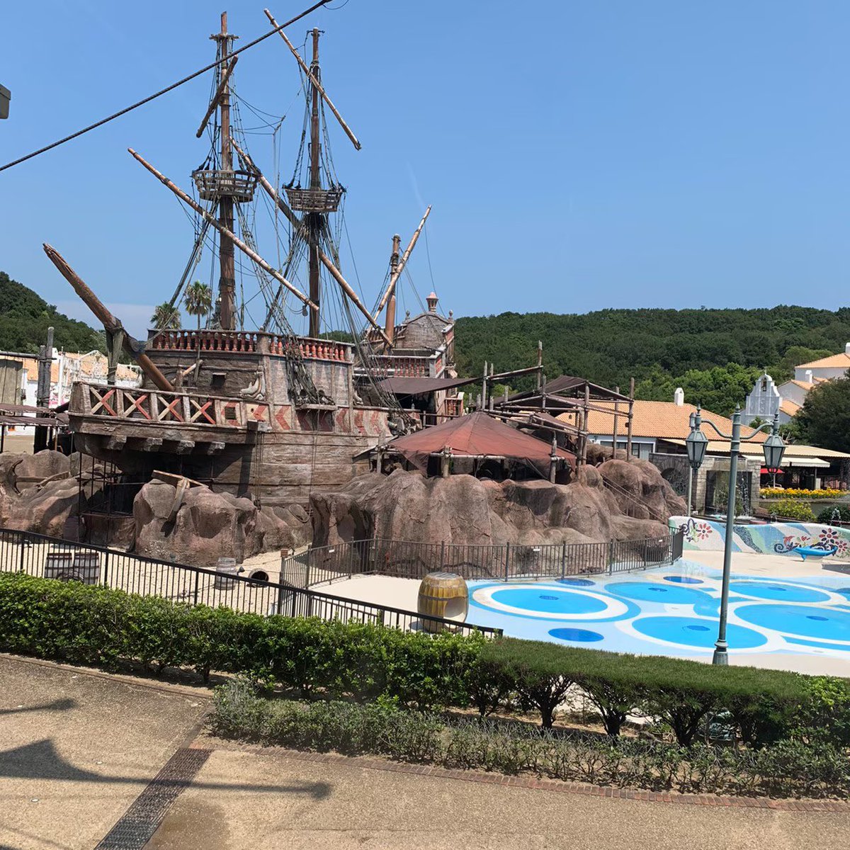 スペイン村はガチでしぬほどガラガラで映えスポットがいつでも誰にも一切邪魔されず写真撮れていい、飯もうまいし、お土産屋さんも並ばずにのんびり見れるしPLAZAとかで見たことない外国菓子がめっちゃ売ってるし、謎の射的ゲームがおもろい