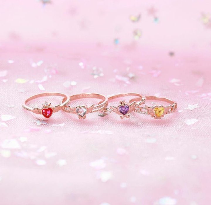 ウェディングピーチっていうアニメ存じておりませんでしたがアイテムがめちゃくちゃかわいいですね…今韓国でブランドとコラボしたアクセサリー発売してるみたいでこれはすごく攻撃力の高いかわいさ…