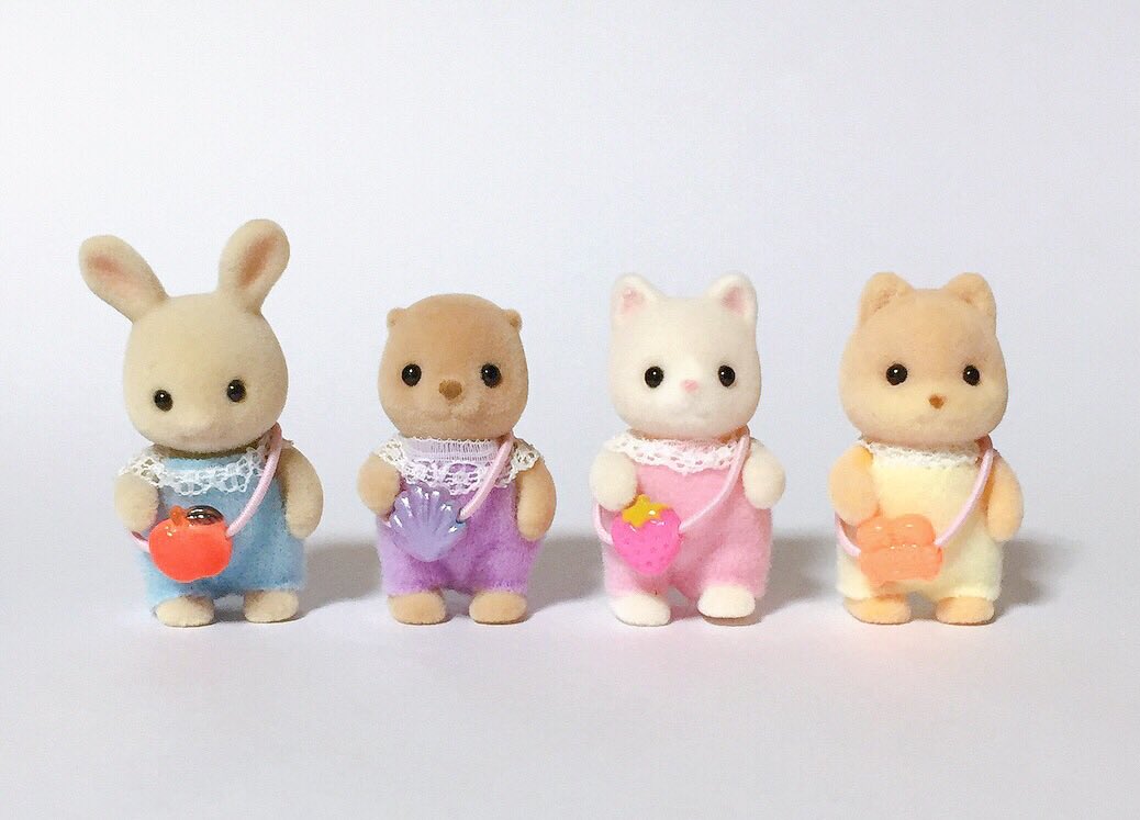 家に眠ってたレトロビーズ塗装して紐通してシルバニアの赤ちゃんのポシェットにした🍎🐚🍓🦀 