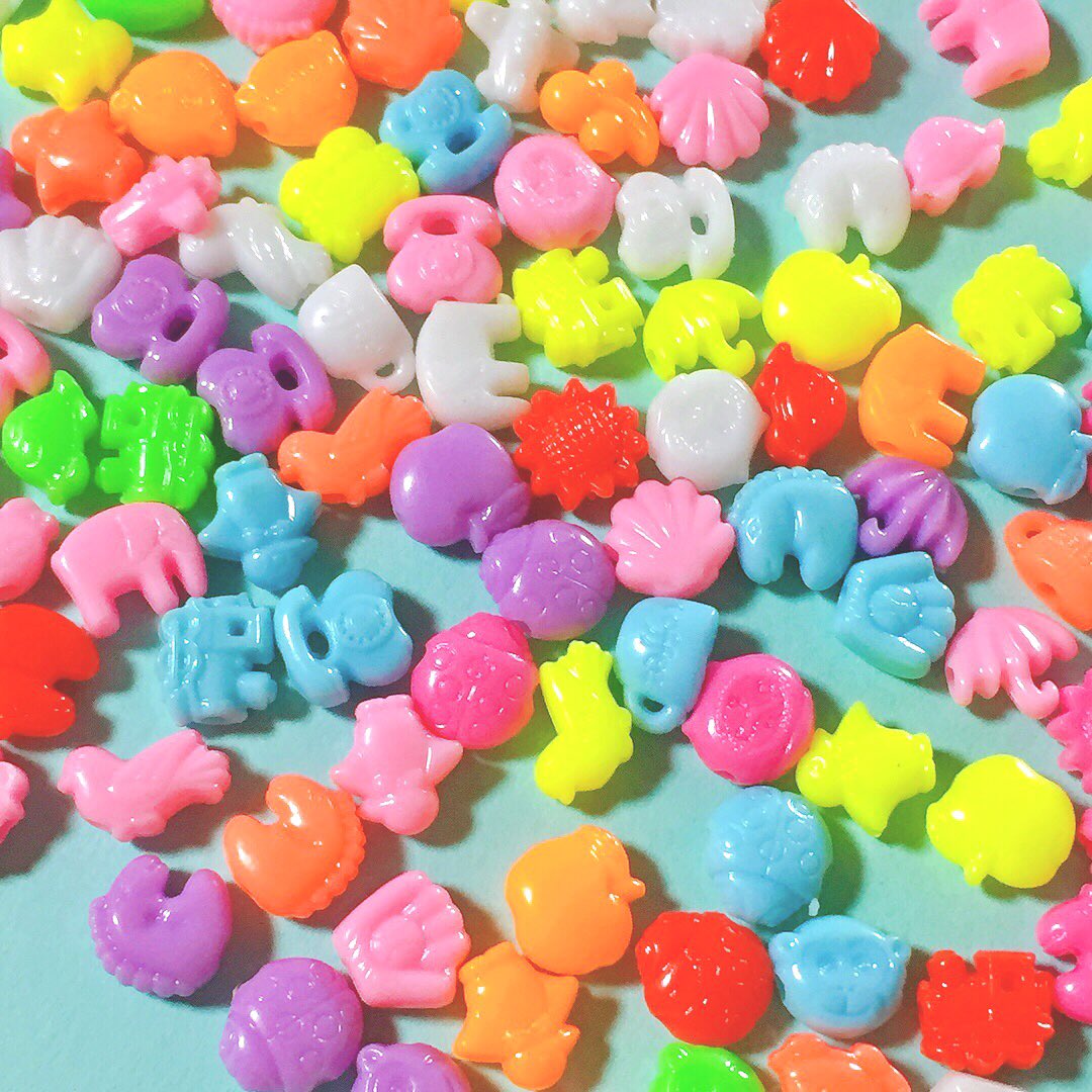 家に眠ってたレトロビーズ塗装して紐通してシルバニアの赤ちゃんのポシェットにした🍎🐚🍓🦀 