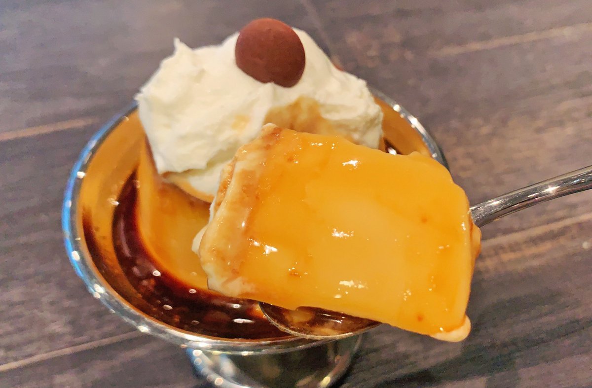  玉子の風味を感じられる固めプリンで、銀皿に乗った姿が美しい逸品🎶 皿いっぱいにカラメルソースが浸してあり、ビターな風味も楽しめます✨ 