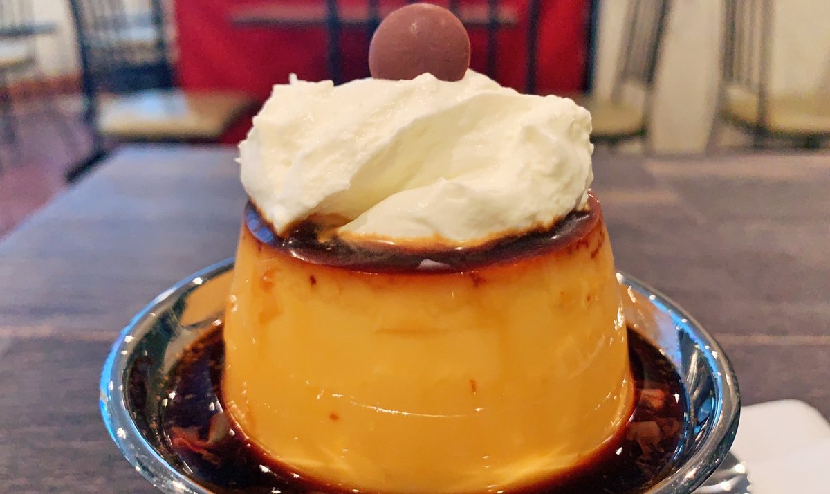  玉子の風味を感じられる固めプリンで、銀皿に乗った姿が美しい逸品🎶 皿いっぱいにカラメルソースが浸してあり、ビターな風味も楽しめます✨ 