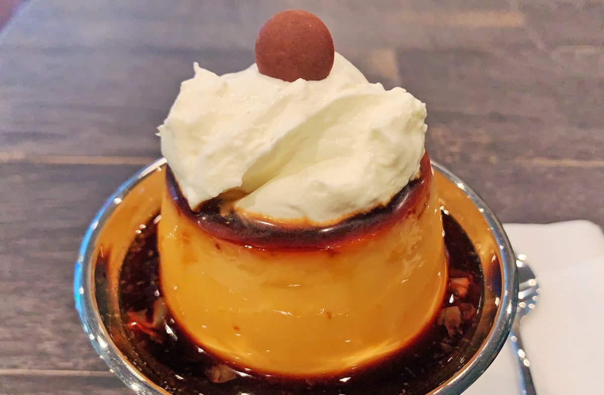  玉子の風味を感じられる固めプリンで、銀皿に乗った姿が美しい逸品🎶 皿いっぱいにカラメルソースが浸してあり、ビターな風味も楽しめます✨ 