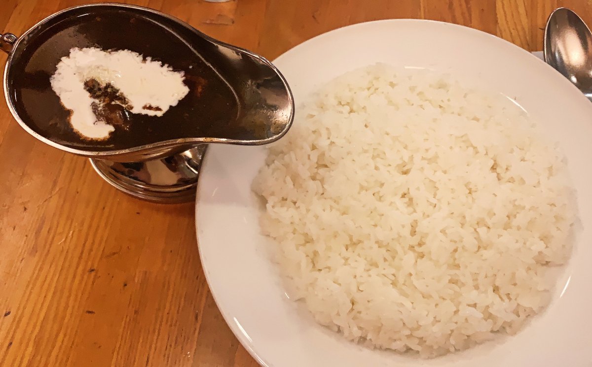 黒に近い色のカレーはスパイスの効いており、ほんのりピリッとした味わいがたまらない