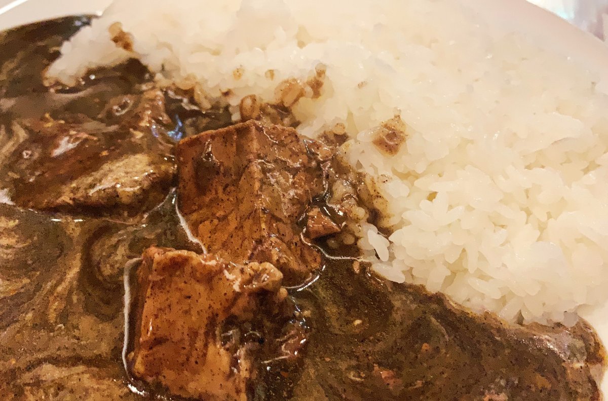 黒に近い色のカレーはスパイスの効いており、ほんのりピリッとした味わいがたまらない