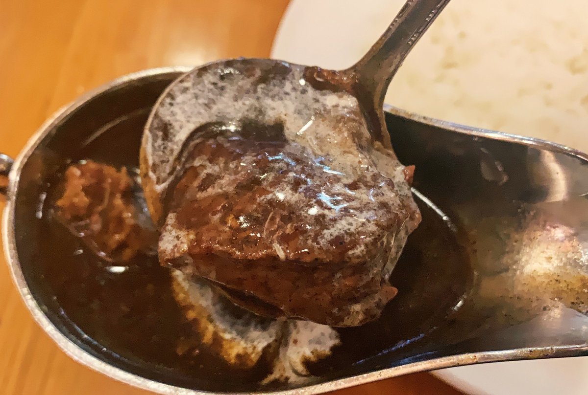 黒に近い色のカレーはスパイスの効いており、ほんのりピリッとした味わいがたまらない