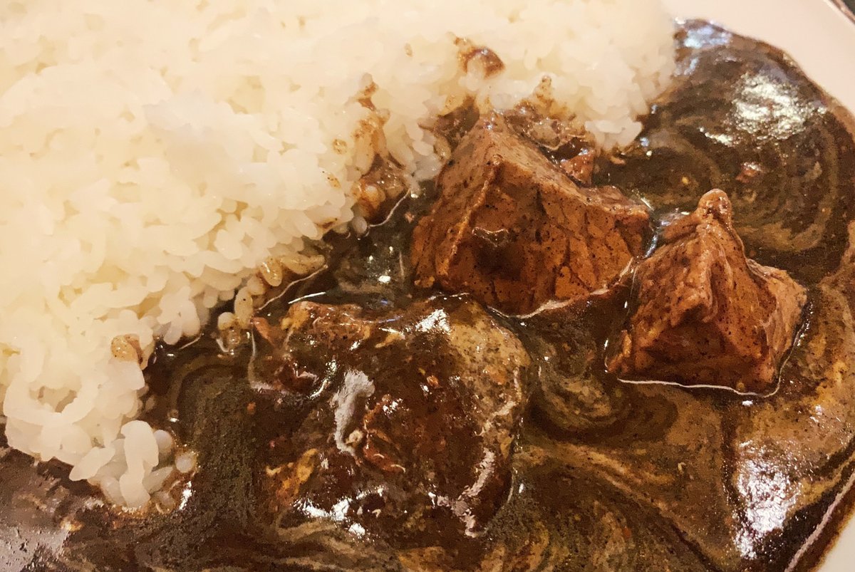 黒に近い色のカレーはスパイスの効いており、ほんのりピリッとした味わいがたまらない