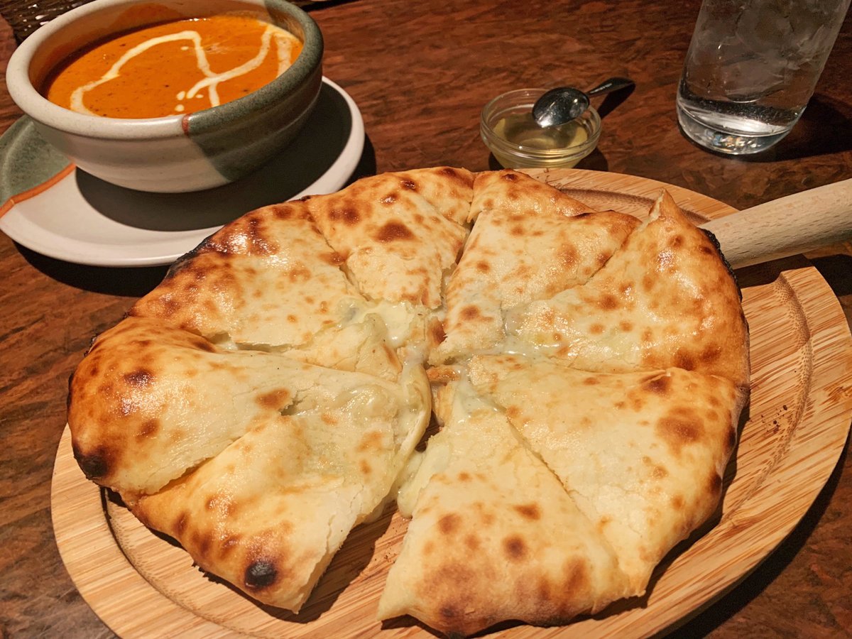   チーズナンにハチミツをかけると奇跡の調和が生まれる