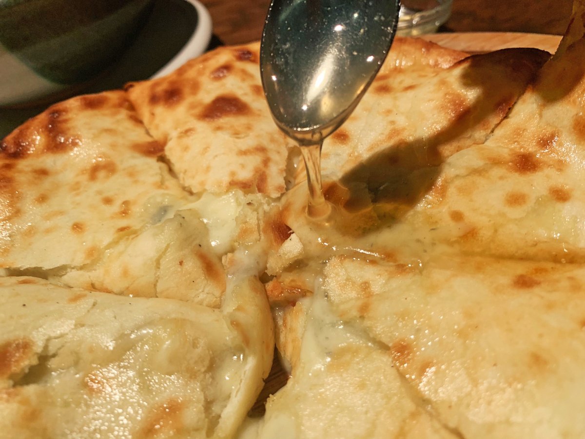   チーズナンにハチミツをかけると奇跡の調和が生まれる