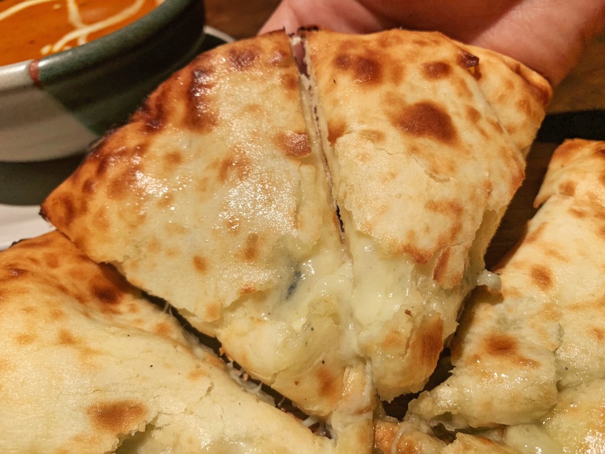   チーズナンにハチミツをかけると奇跡の調和が生まれる