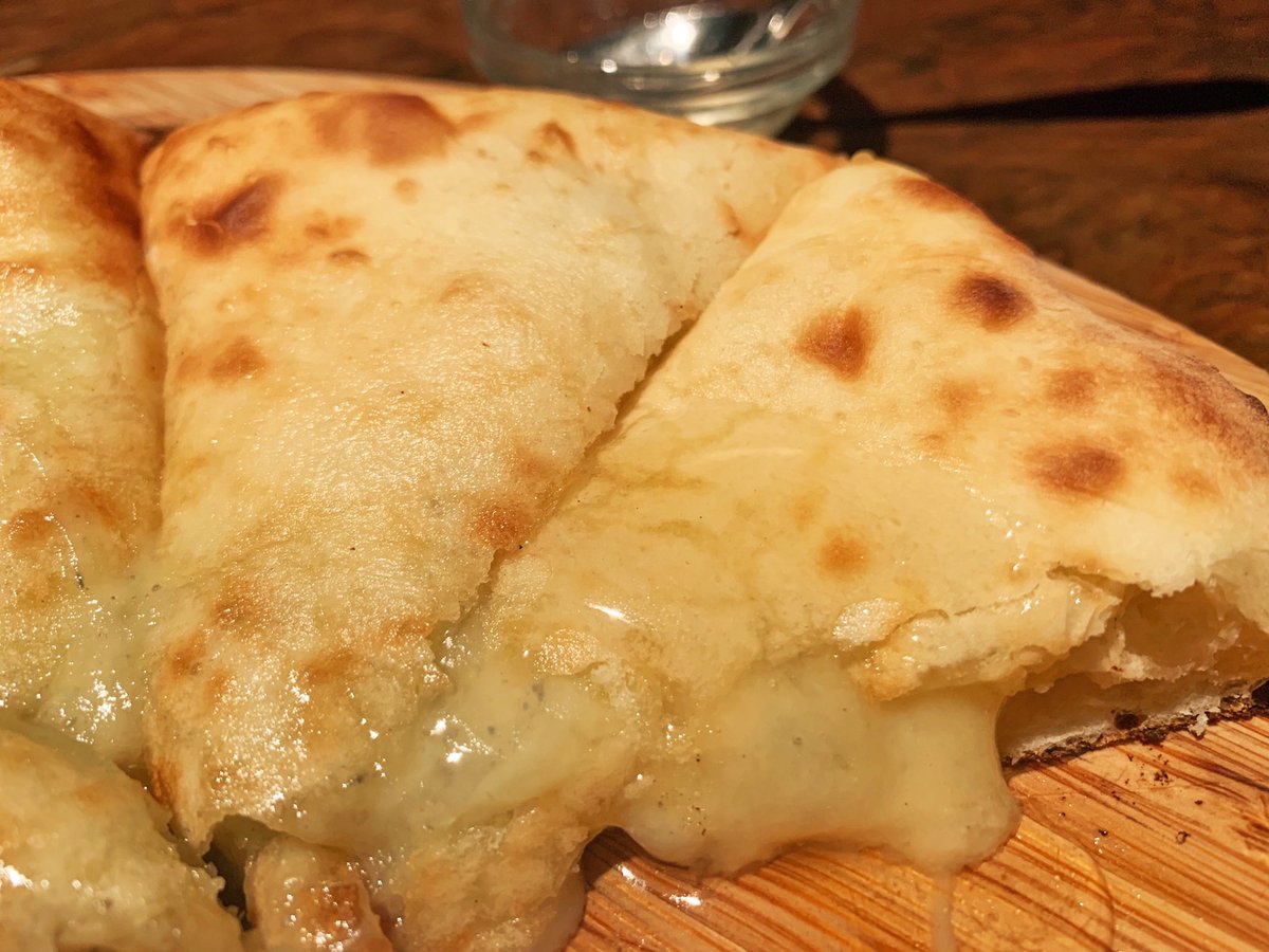   チーズナンにハチミツをかけると奇跡の調和が生まれる