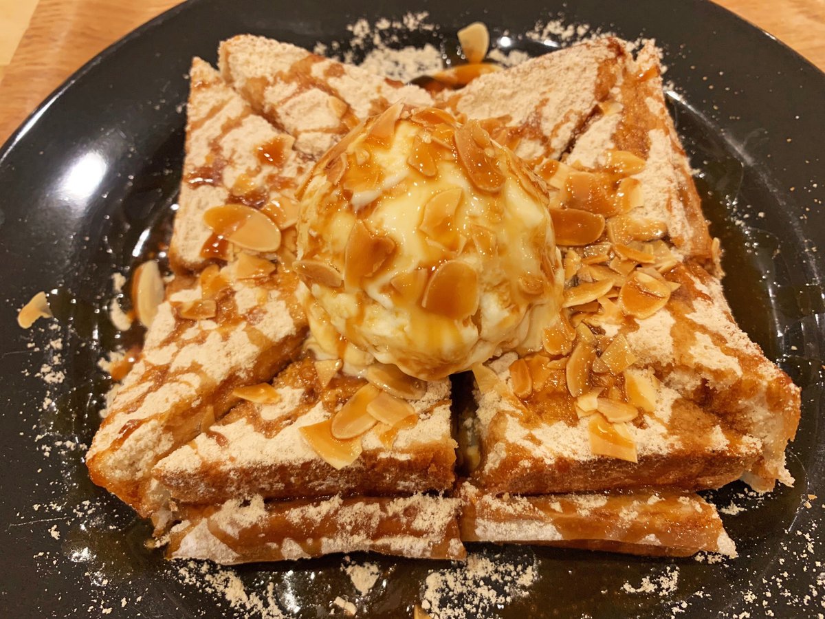   トーストが2枚重ねになっていて間にきな粉餅が詰まった贅沢スイーツ