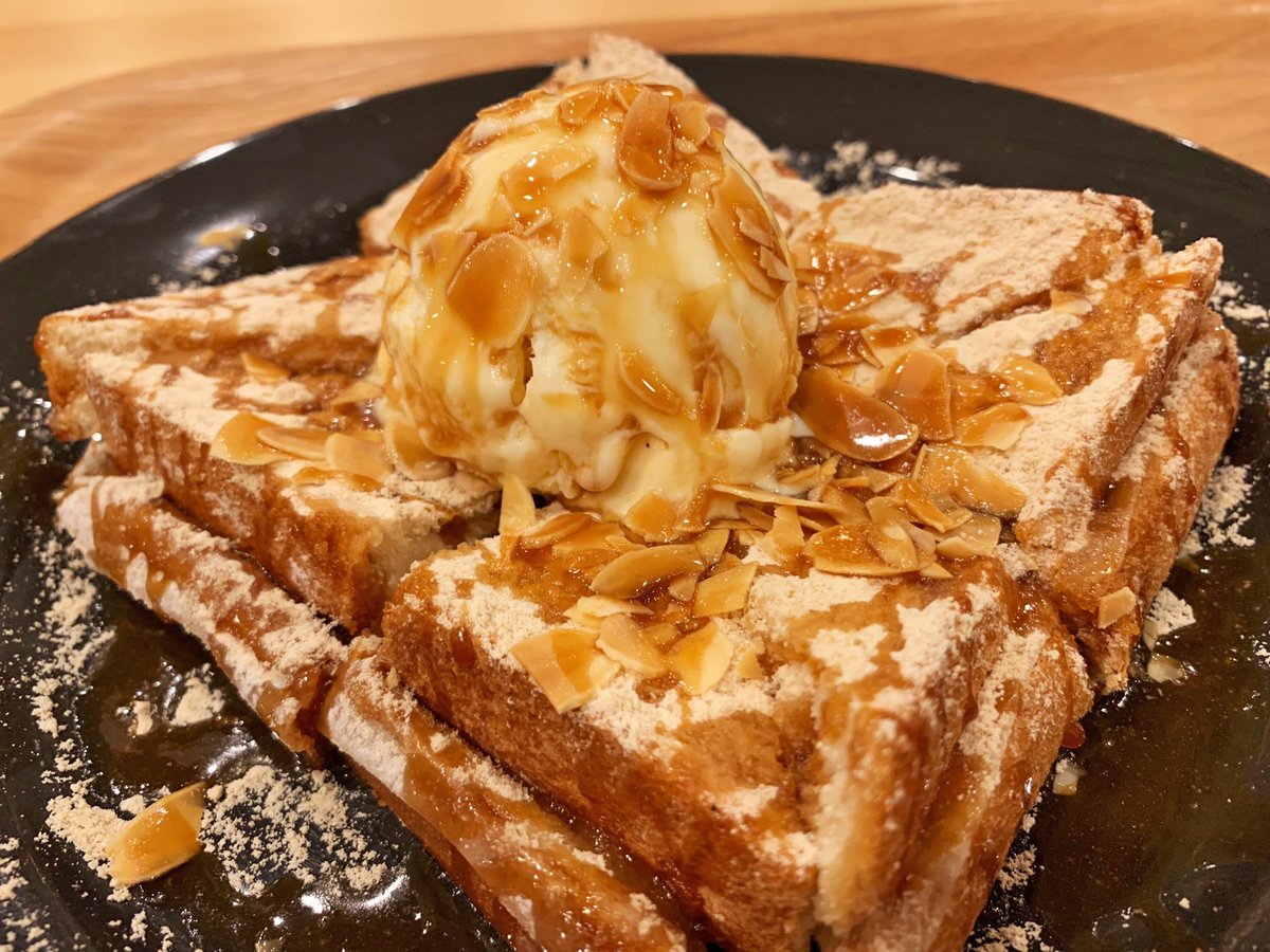   トーストが2枚重ねになっていて間にきな粉餅が詰まった贅沢スイーツ