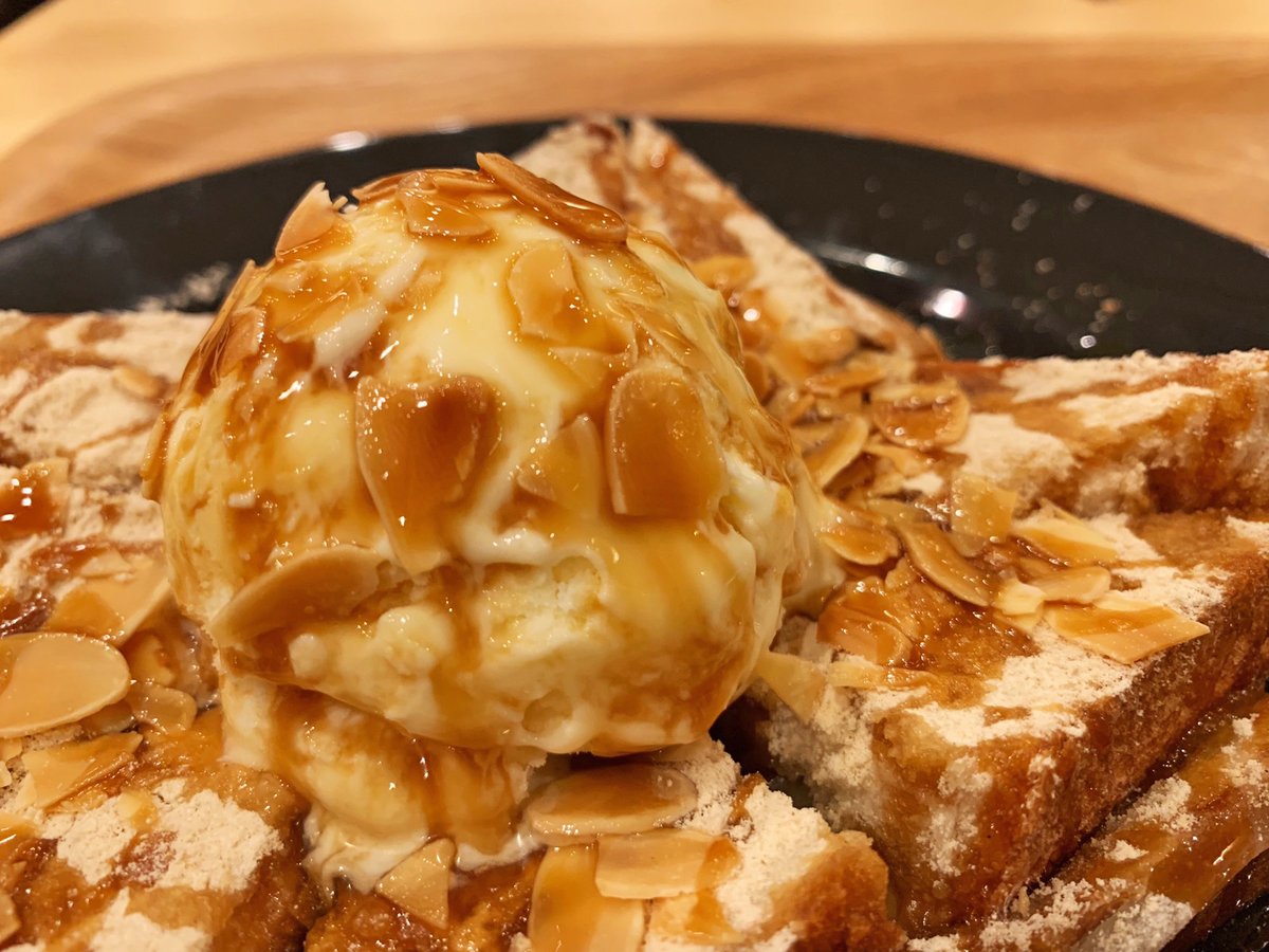   トーストが2枚重ねになっていて間にきな粉餅が詰まった贅沢スイーツ