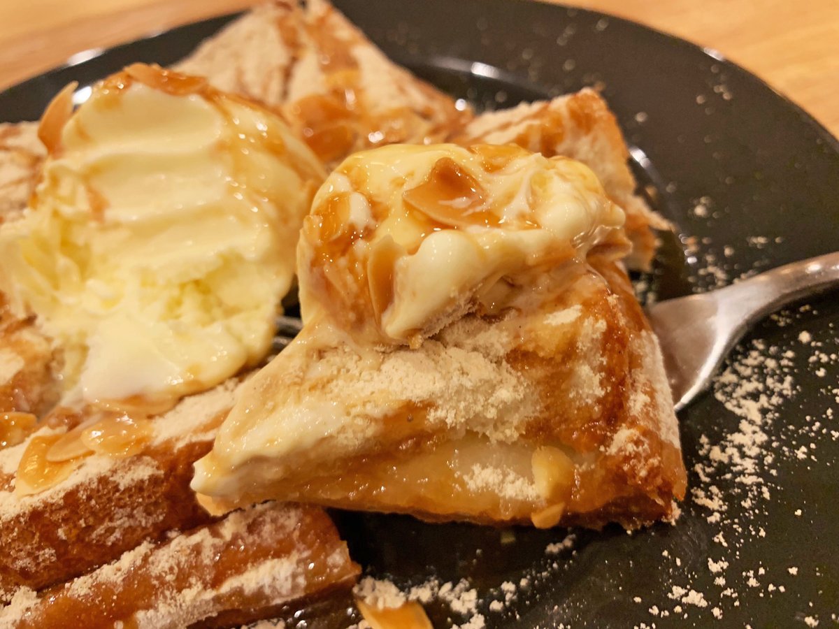   トーストが2枚重ねになっていて間にきな粉餅が詰まった贅沢スイーツ