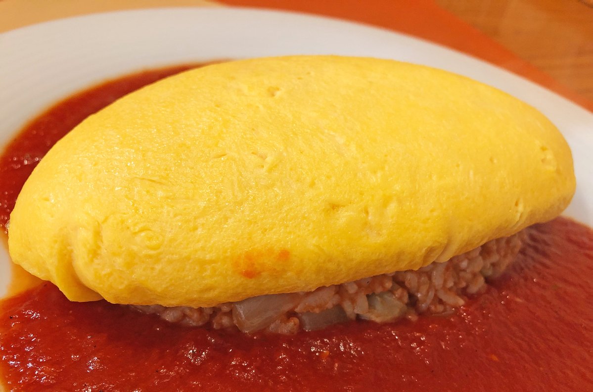 中はトロトロでふんわり食感🎶 トマトソースの酸味が甘い卵とうまく混ざり合い、上品な味わいを楽しむことが出来ます✨