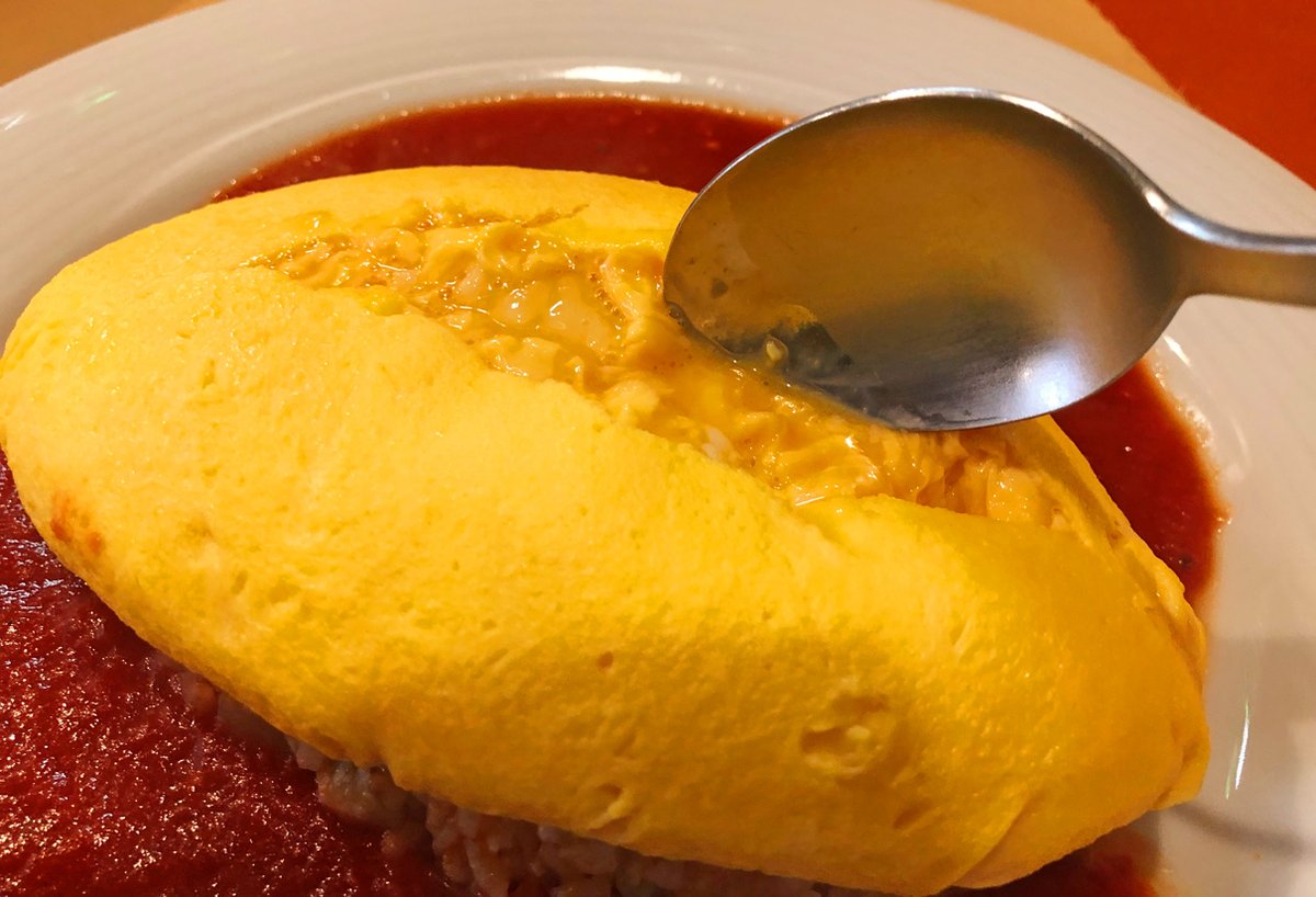 中はトロトロでふんわり食感🎶 トマトソースの酸味が甘い卵とうまく混ざり合い、上品な味わいを楽しむことが出来ます✨