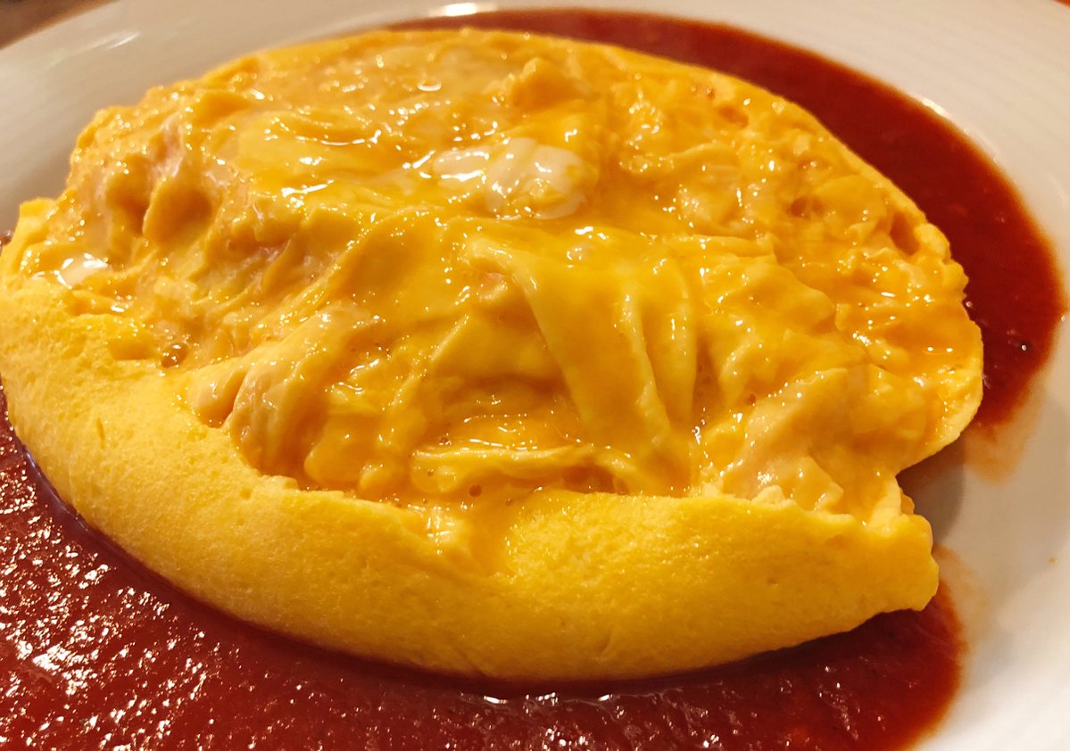 中はトロトロでふんわり食感🎶 トマトソースの酸味が甘い卵とうまく混ざり合い、上品な味わいを楽しむことが出来ます✨