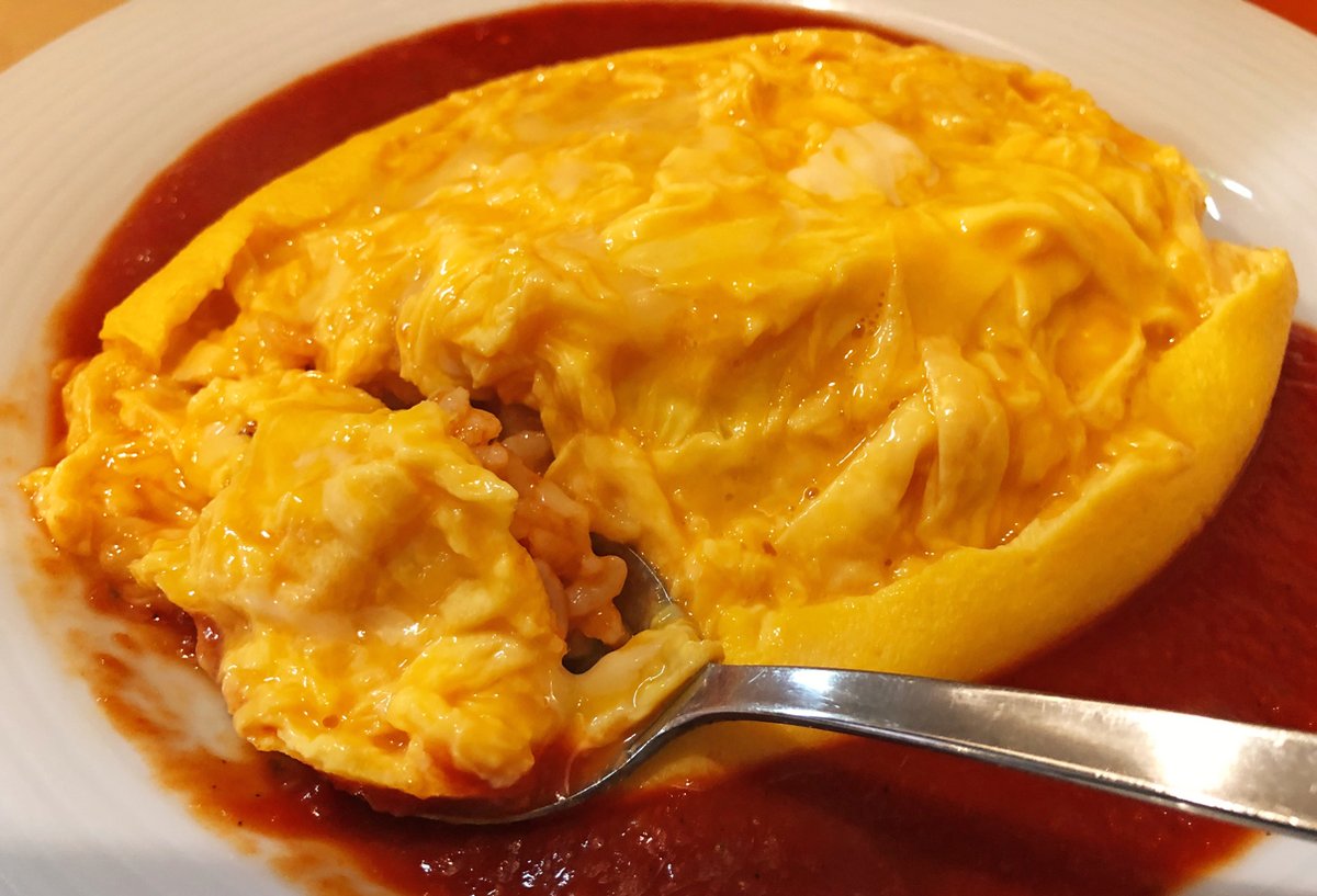 中はトロトロでふんわり食感🎶 トマトソースの酸味が甘い卵とうまく混ざり合い、上品な味わいを楽しむことが出来ます✨