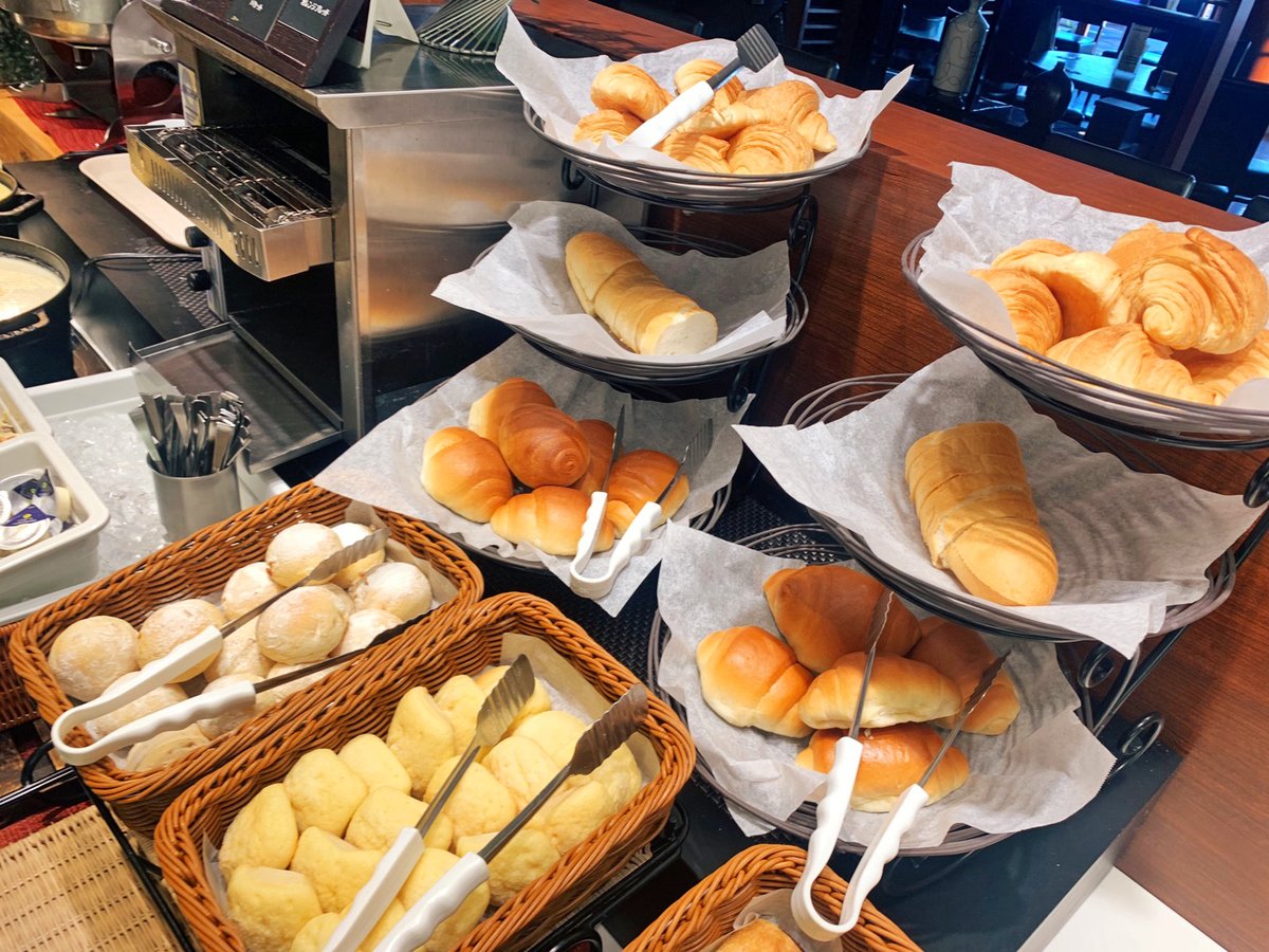 彩り鮮やかなスイーツから食べ応え抜群な唐揚げやローストビーフも食べ放題