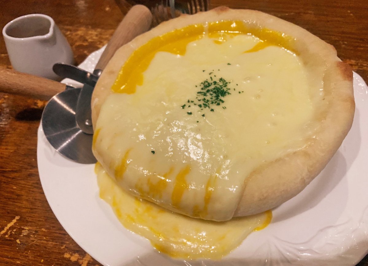   大量の濃厚チーズと甘みのあるカボチャが生み出した奇跡のコンビネーションがたまらない🎶  お好みでハチミツをかけながら食べることもできて、相性の良さに驚く事間違いなし