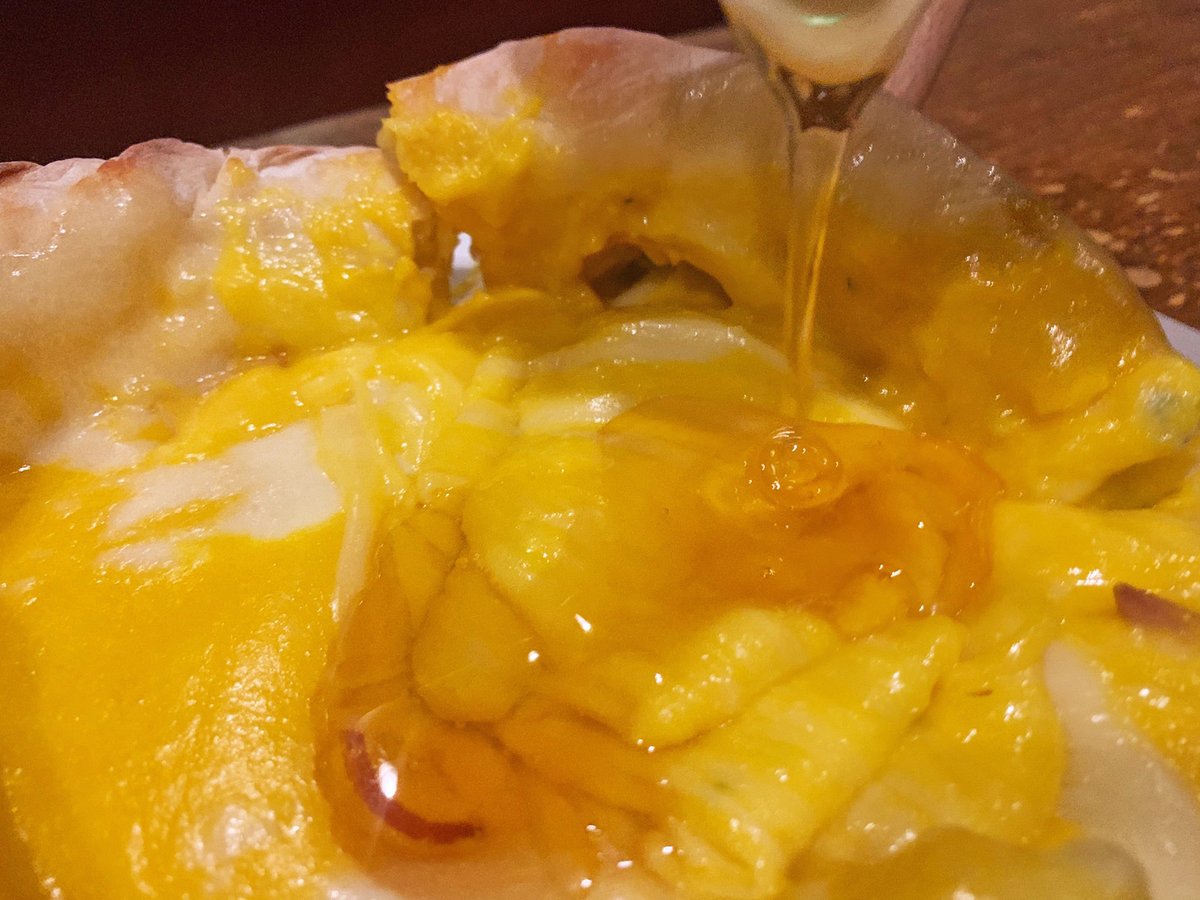   大量の濃厚チーズと甘みのあるカボチャが生み出した奇跡のコンビネーションがたまらない🎶  お好みでハチミツをかけながら食べることもできて、相性の良さに驚く事間違いなし