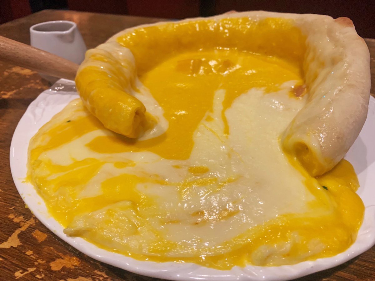   大量の濃厚チーズと甘みのあるカボチャが生み出した奇跡のコンビネーションがたまらない🎶  お好みでハチミツをかけながら食べることもできて、相性の良さに驚く事間違いなし