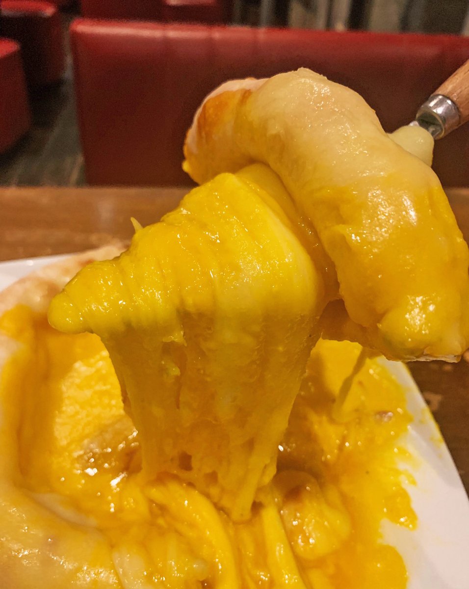 大量の濃厚チーズと甘みのあるカボチャが生み出した奇跡のコンビネーションがたまらない🎶 お好みでハチミツをかけながら食べることもできて、相性の良さに驚く事間違いなし