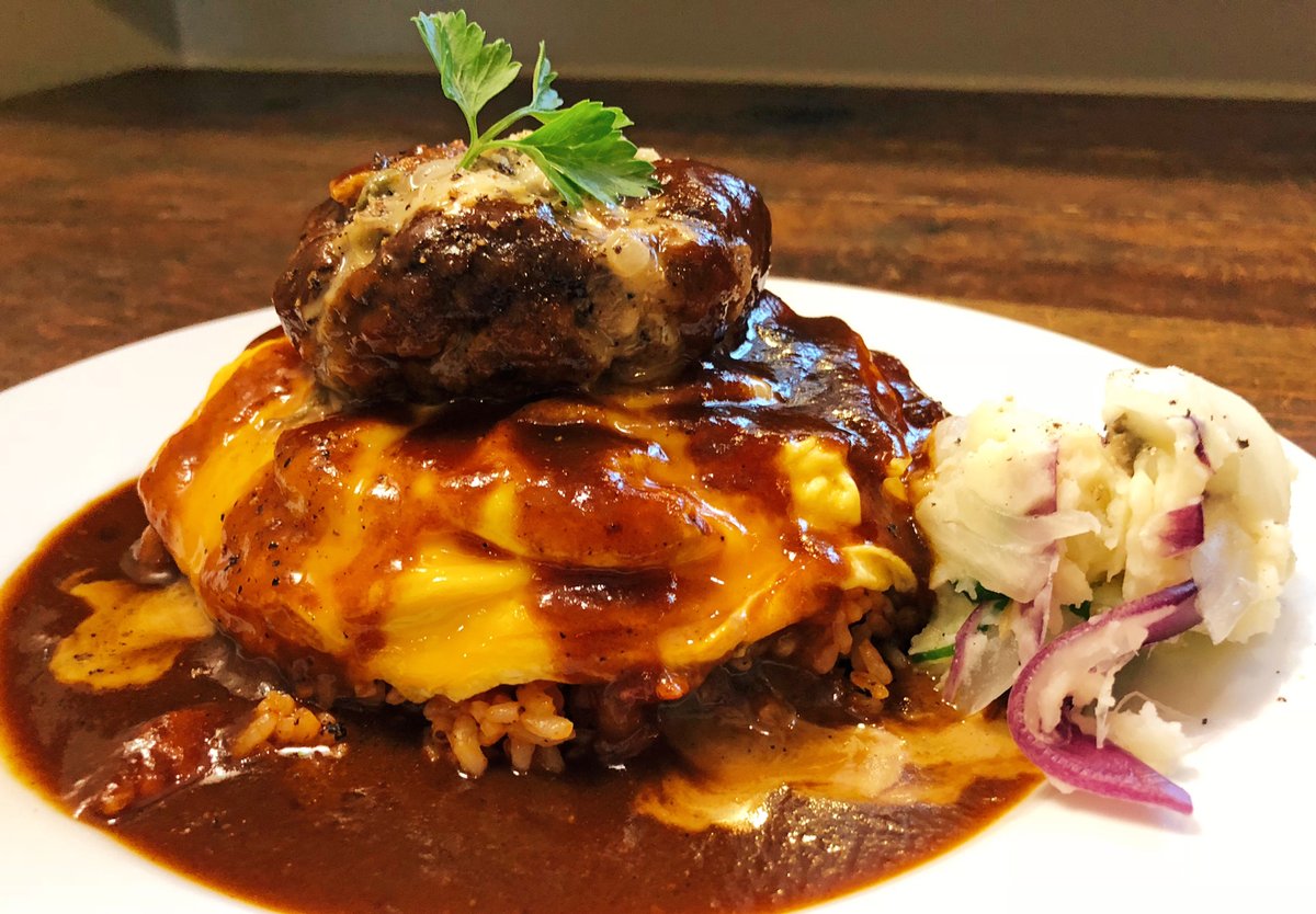 オムライスはとろとろ卵に包まれたケチャップライスも美味